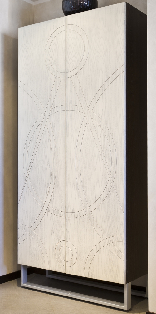 Dispensa/Armadio in legno. Due ante decorate con incisione in frassino laccato, decapato acciaio Artigiano del DESIGN
