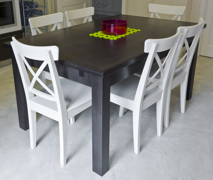 Tavolo e sedie bicolore in legno Artigiano del DESIGN
