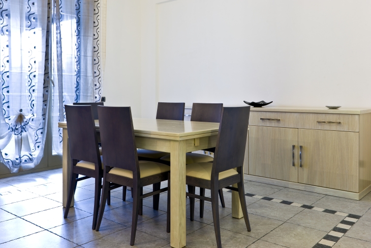 Ambiente soggiorno in legno - contromobile, tavolo allungabile e sedie design Artigiano del DESIGN