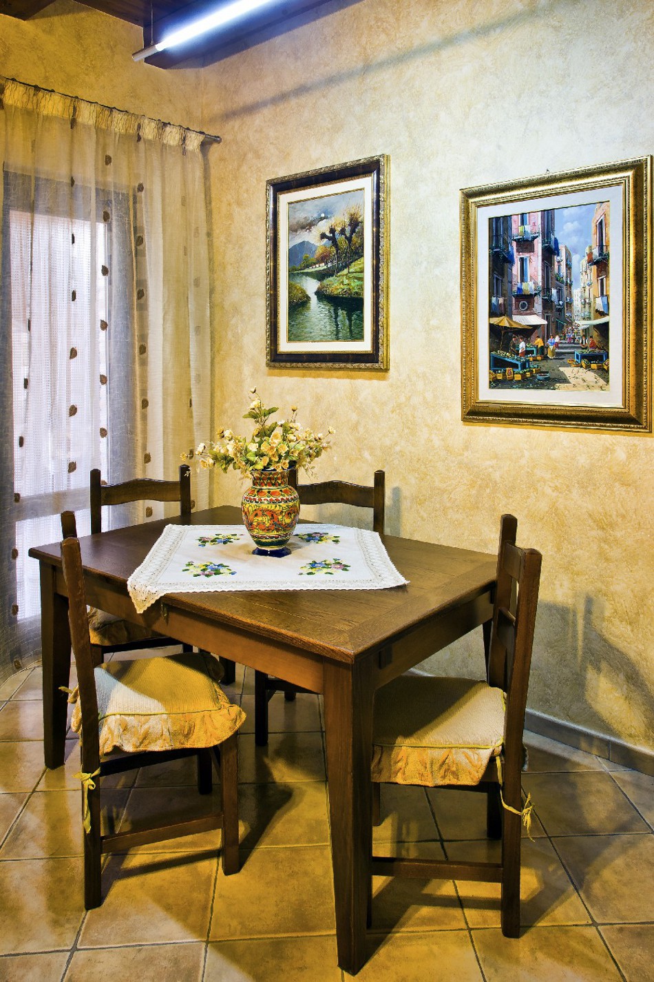 Tavolo e sedie in legno verniciati color noce Artigiano del DESIGN