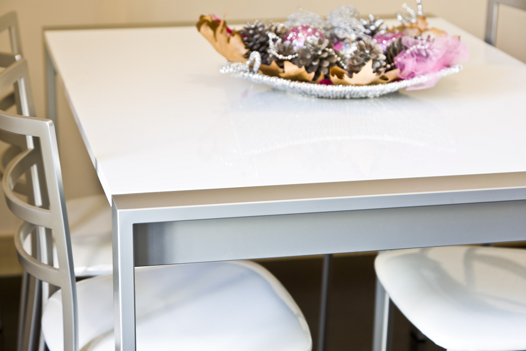 Tavolo e sedie in legno laccato bianco e alluminio Artigiano del DESIGN